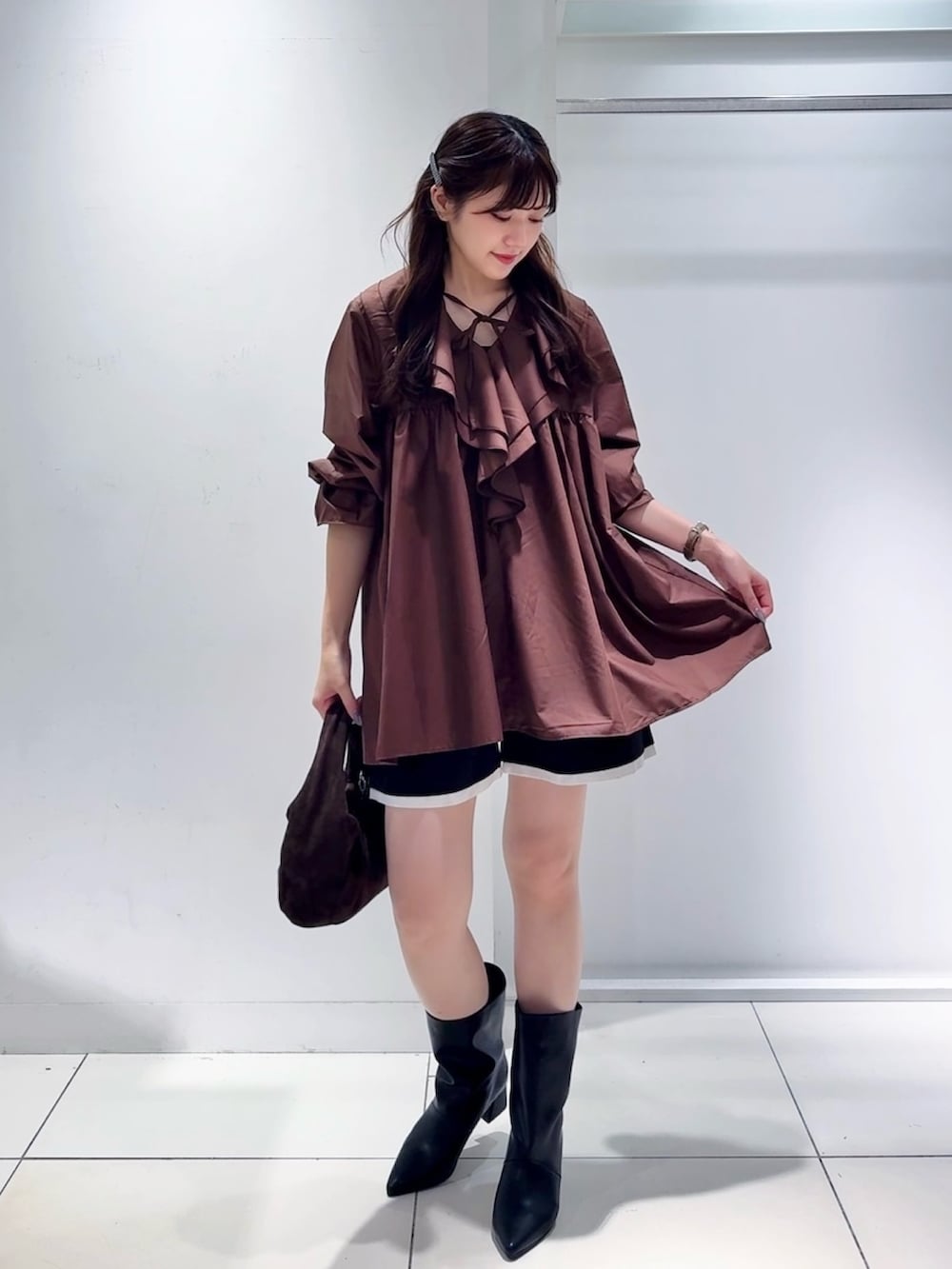 ブラウン系のワンピース、ブラック系のその他パンツ、ブラック系のブーツを着用したレディースの秋コーディネートの3枚目の写真