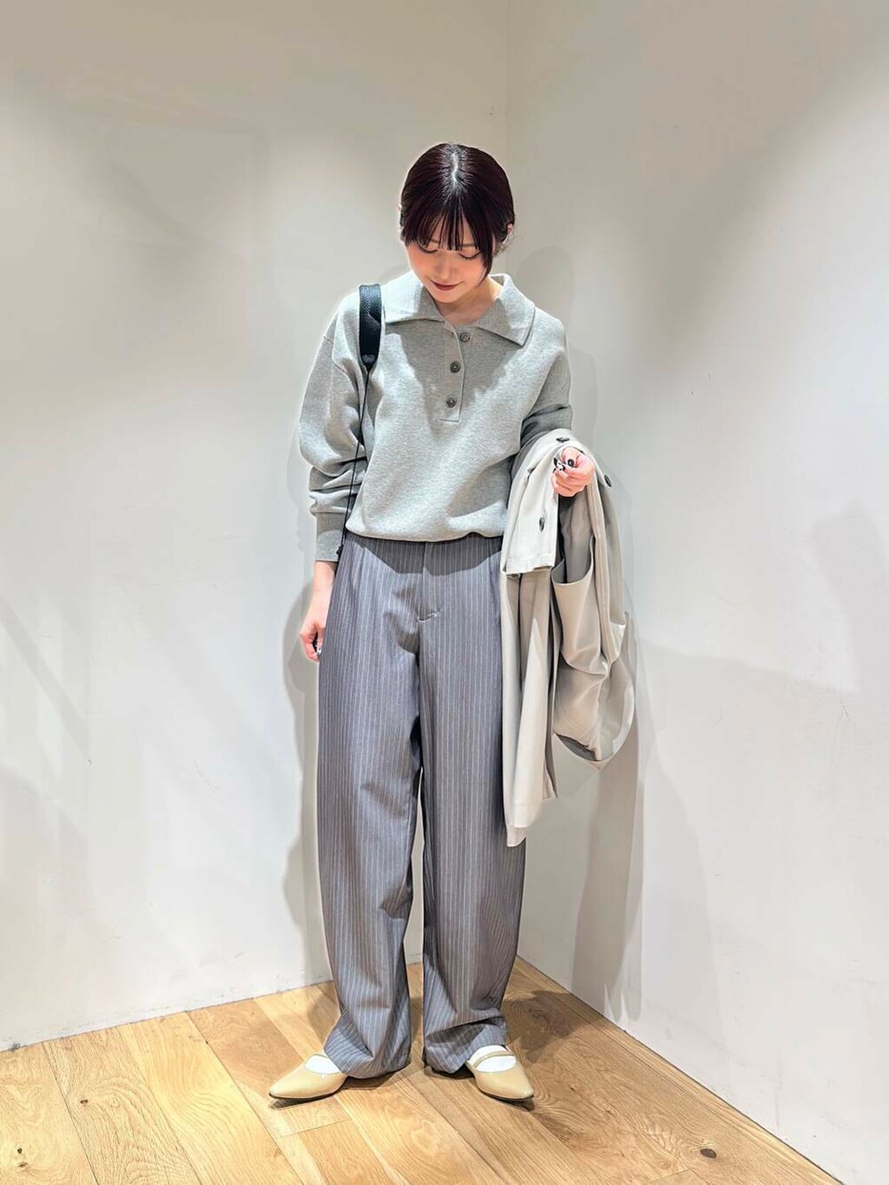 ベージュ系のパンプス、グレー系のその他パンツ、グレー系のニット/セーターを着用したレディースの冬コーディネートの3枚目の写真