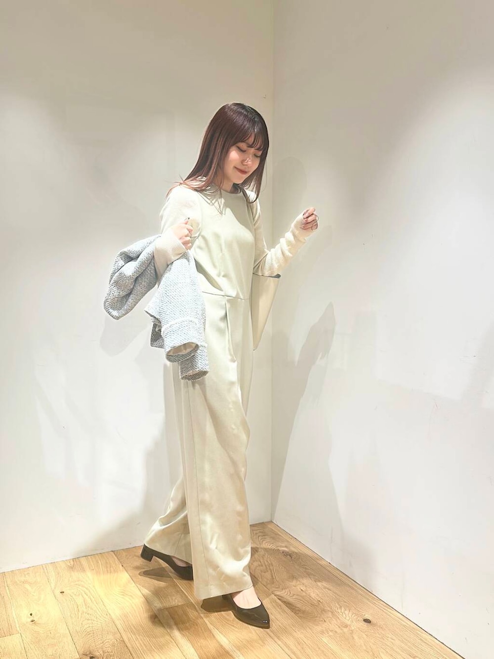 ホワイト系のトートバッグ、ブラック系のパンプス、ベージュ系のサロペット/オーバーオールを着用したレディースの春コーディネートの3枚目の写真