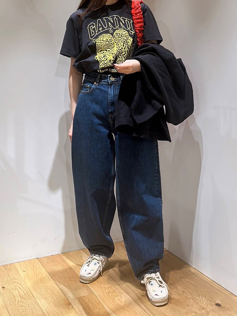 レッド系のショルダーバッグ、ブルー系のその他アウター、ピンク系のその他シューズを着用したレディースの春コーディネートの3枚目の写真