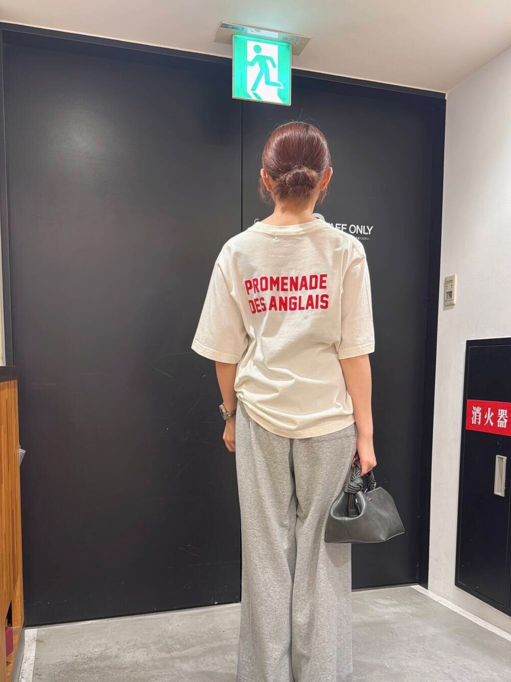 ブラック系のバレエシューズ、グレー系のその他パンツ、ホワイト系のTシャツ/カットソーを着用したレディースの夏コーディネートの3枚目の写真