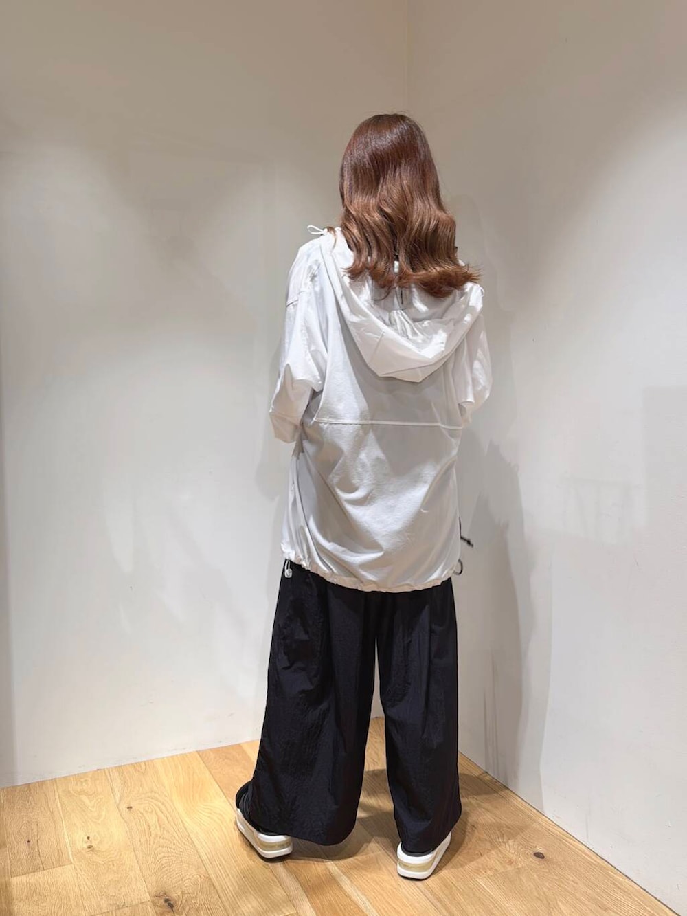 ブラック系のショルダーバッグ、ブラック系のその他パンツ、ブラック系のタンクトップを着用したレディースの夏コーディネートの3枚目の写真