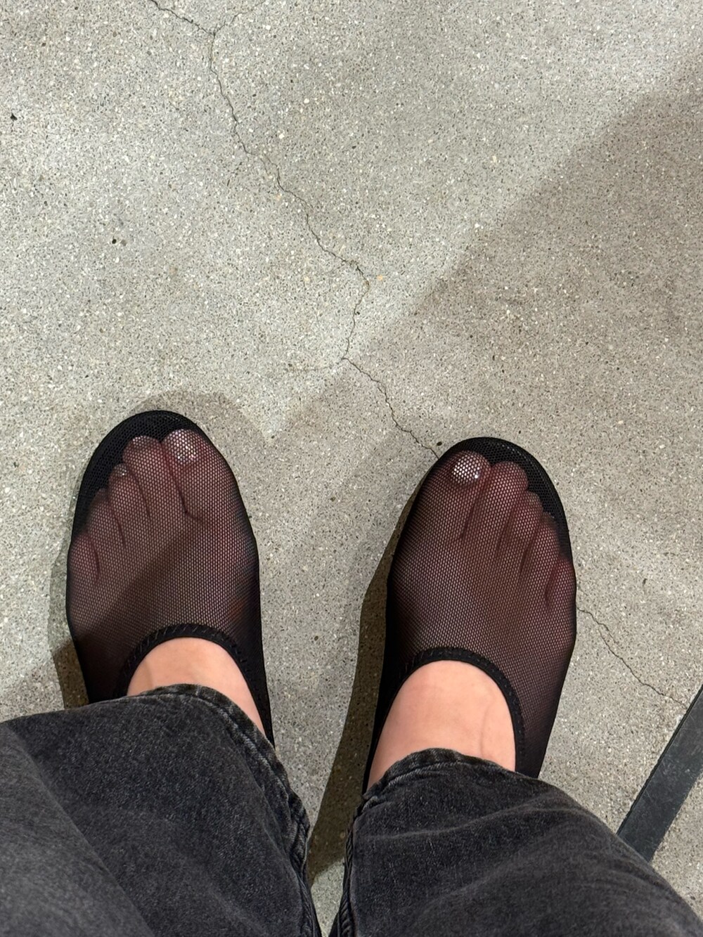 グリーン系のTシャツ/カットソー、ブラック系のデニムパンツ、ブラック系のトートバッグを着用したレディースの秋コーディネートの2枚目の写真