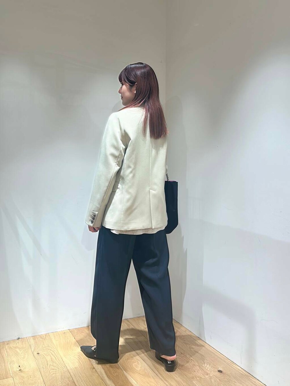 ベージュ系のノーカラージャケット、ベージュ系のシャツ/ブラウス、ブルー系のその他パンツを着用したレディースの冬コーディネートの6枚目の写真