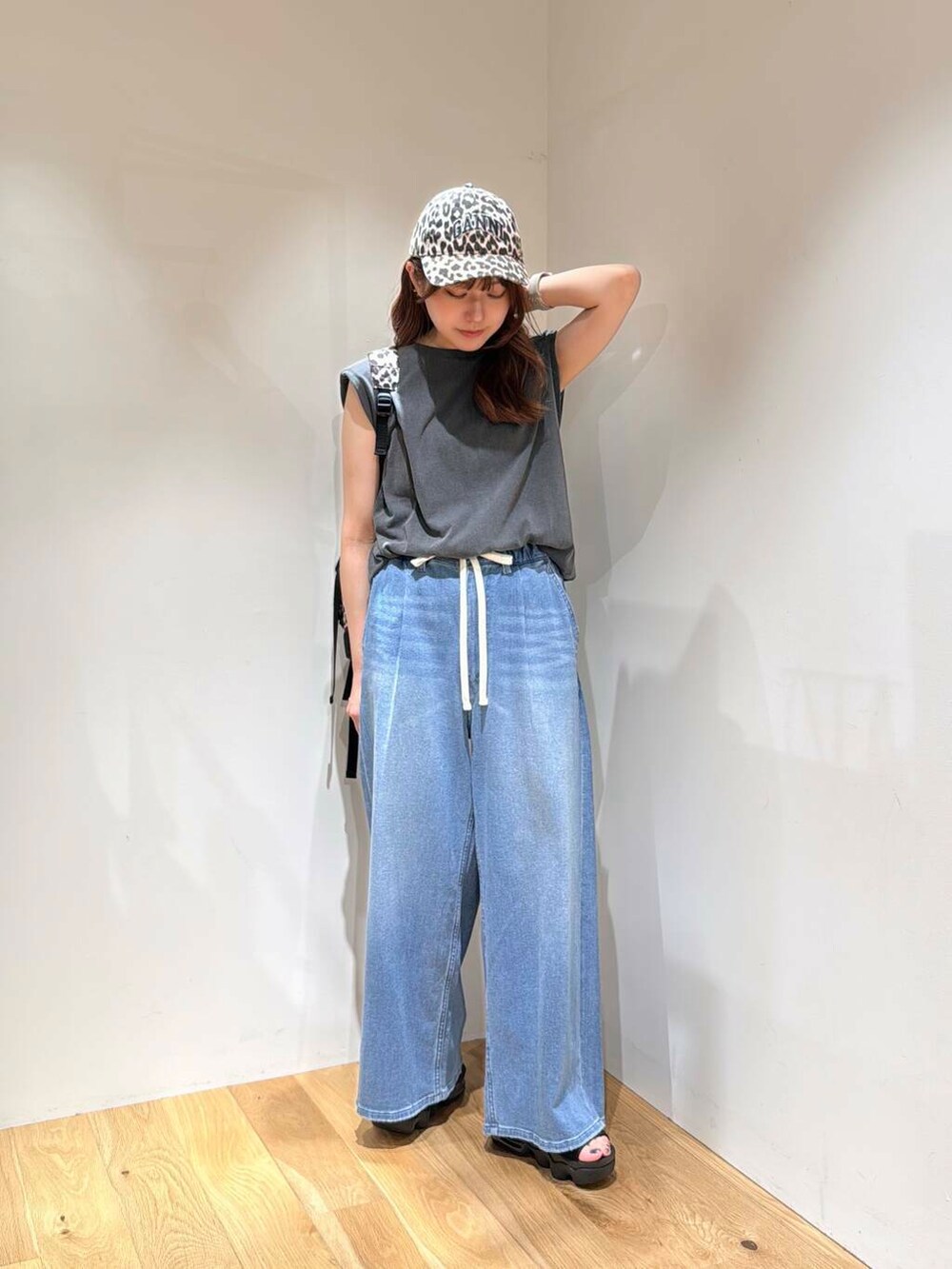 その他のバックパック/リュック、ブルー系のデニムパンツ、ブラック系のサンダルを着用したレディースの夏コーディネートの3枚目の写真