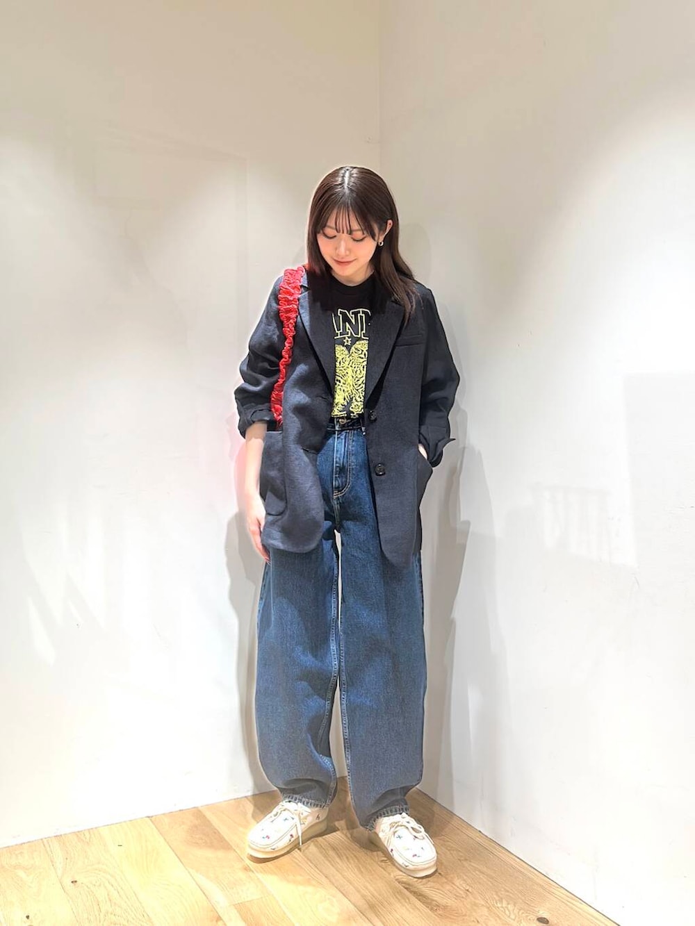 レッド系のショルダーバッグ、ブルー系のその他アウター、ピンク系のその他シューズを着用したレディースの春コーディネートの2枚目の写真