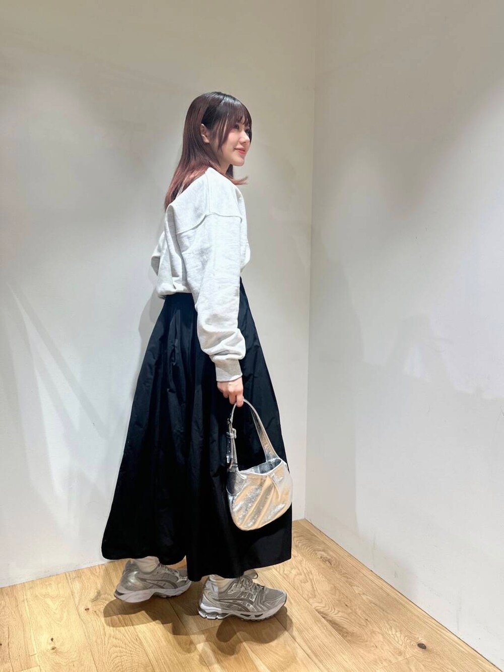 グレー系のその他アウター、グレー系のスウェット、ブラック系のスカートを着用したレディースの冬コーディネートの4枚目の写真