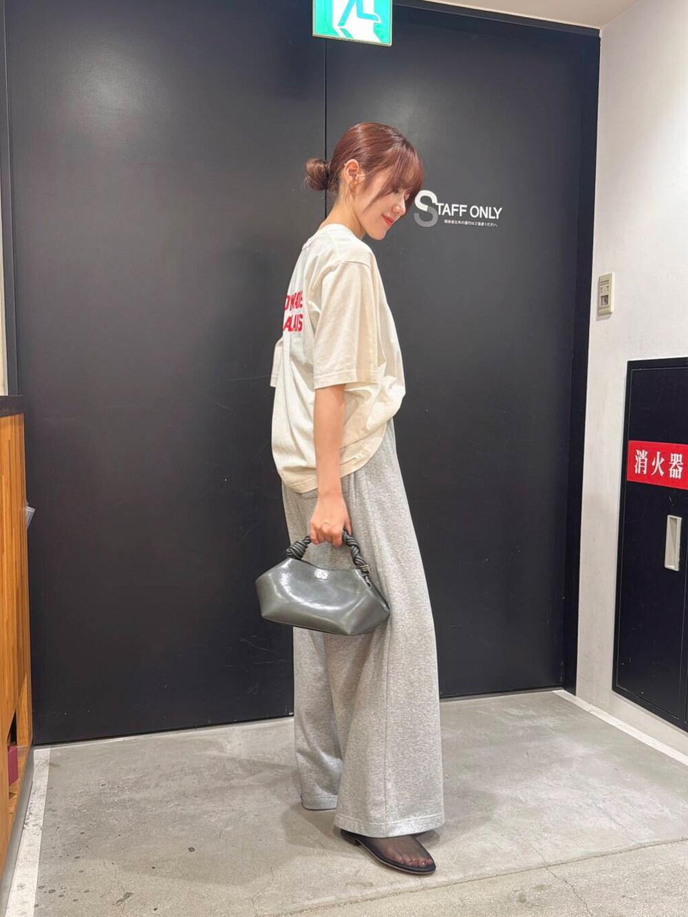 ブラック系のバレエシューズ、グレー系のその他パンツ、ホワイト系のTシャツ/カットソーを着用したレディースの夏コーディネートの2枚目の写真