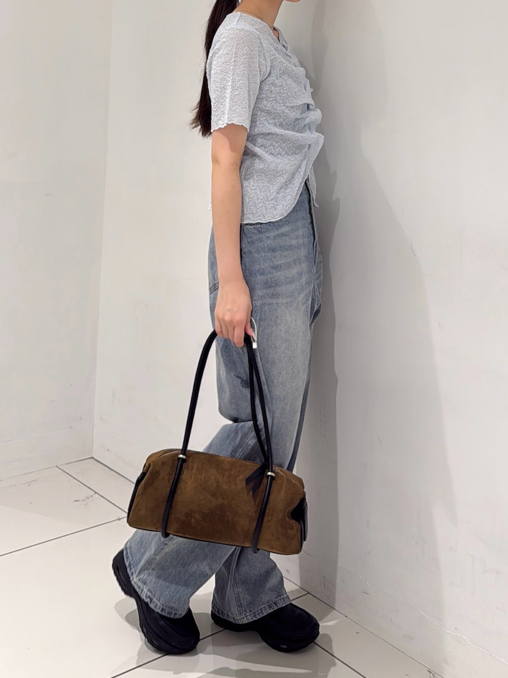 ブルー系のカーディガン/ボレロ、ブルー系のデニムパンツ、イエロー系のトートバッグを着用したレディースの夏コーディネートの2枚目の写真