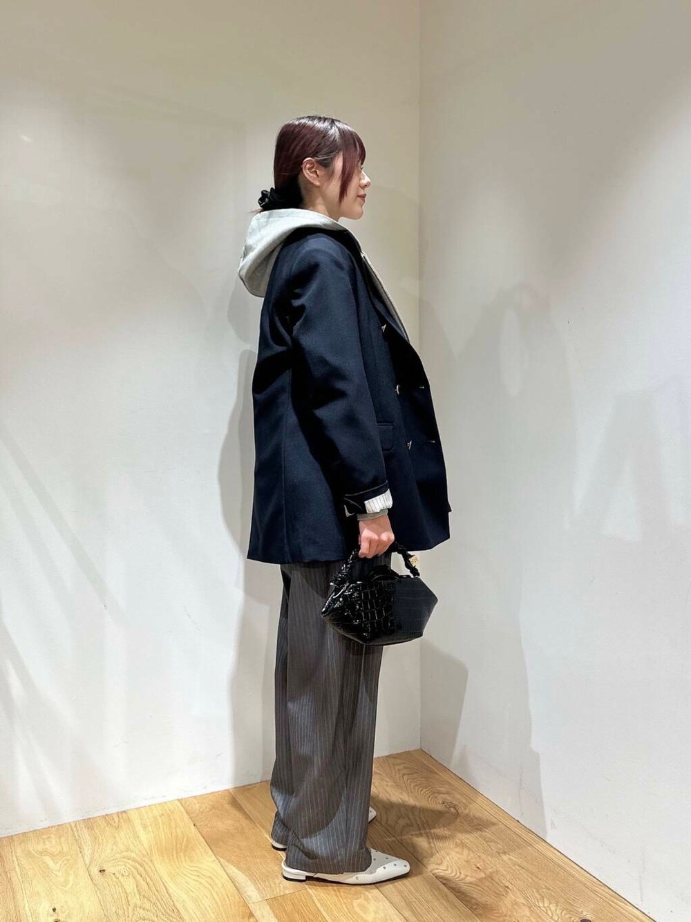 グレー系のブルゾン、ブルー系のその他アウター、ブラック系のショルダーバッグを着用したレディースの冬コーディネートの2枚目の写真