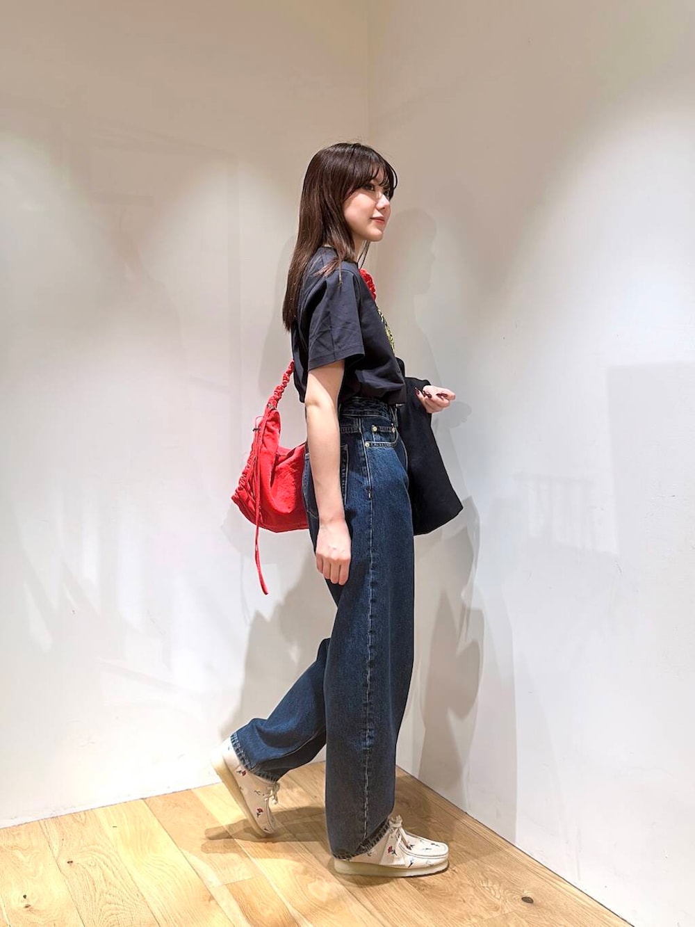 レッド系のショルダーバッグ、ブルー系のその他アウター、ピンク系のその他シューズを着用したレディースの春コーディネートの5枚目の写真