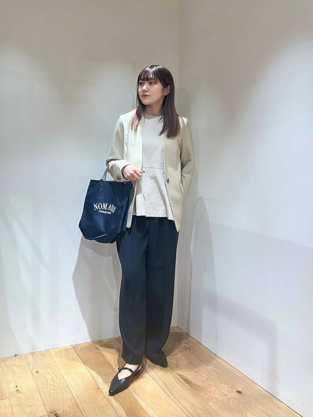 ベージュ系のノーカラージャケット、ベージュ系のシャツ/ブラウス、ブルー系のその他パンツを着用したレディースの冬コーディネートの2枚目の写真