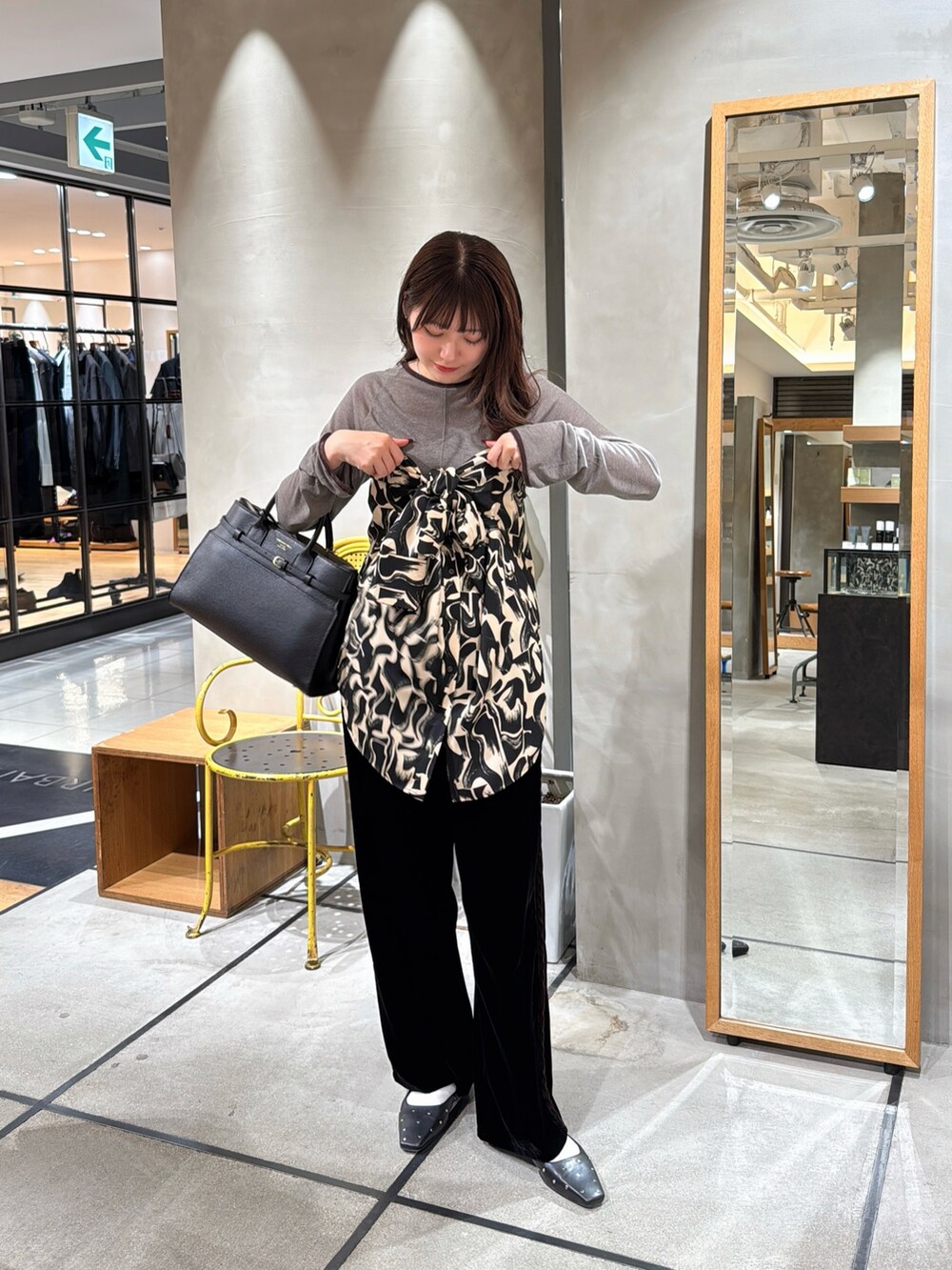 グレー系のTシャツ/カットソー、ブラック系のシャツ/ブラウス、ブラック系のその他パンツを着用したレディースの秋コーディネートの3枚目の写真