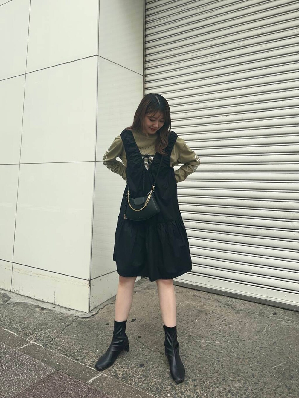 ベージュ系のTシャツ/カットソー、ブラック系のハンドバッグ、ブラック系のワンピースを着用したレディースの秋コーディネートの3枚目の写真