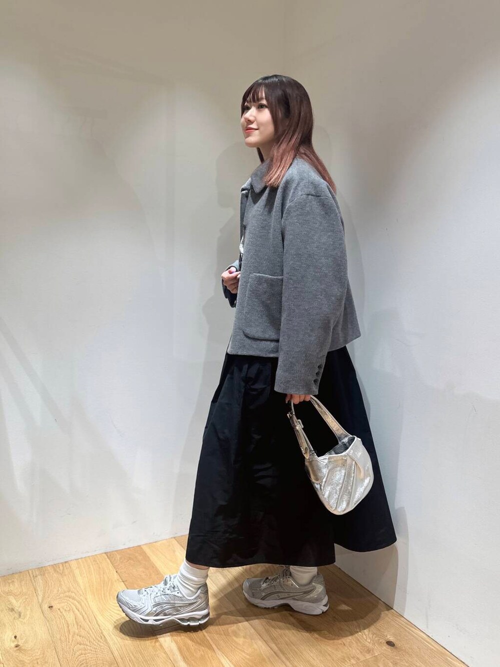 グレー系のその他アウター、グレー系のスウェット、ブラック系のスカートを着用したレディースの冬コーディネートの2枚目の写真