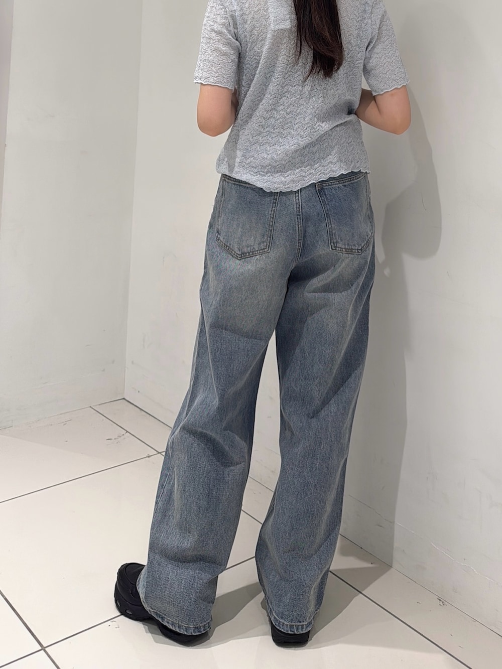 ブルー系のカーディガン/ボレロ、ブルー系のデニムパンツ、イエロー系のトートバッグを着用したレディースの夏コーディネートの3枚目の写真