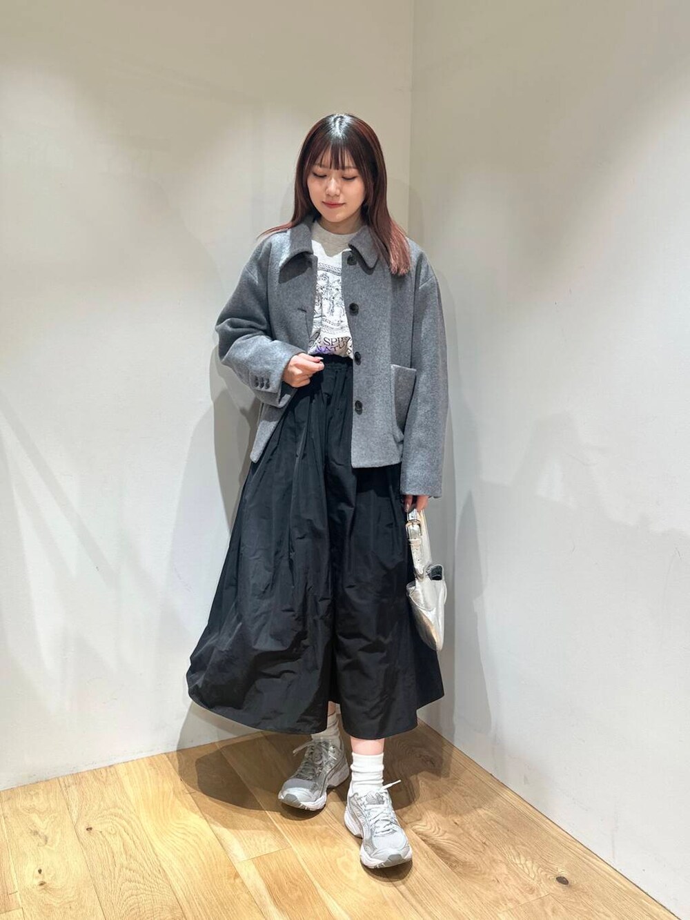 グレー系のその他アウター、グレー系のスウェット、ブラック系のスカートを着用したレディースの冬コーディネートの5枚目の写真