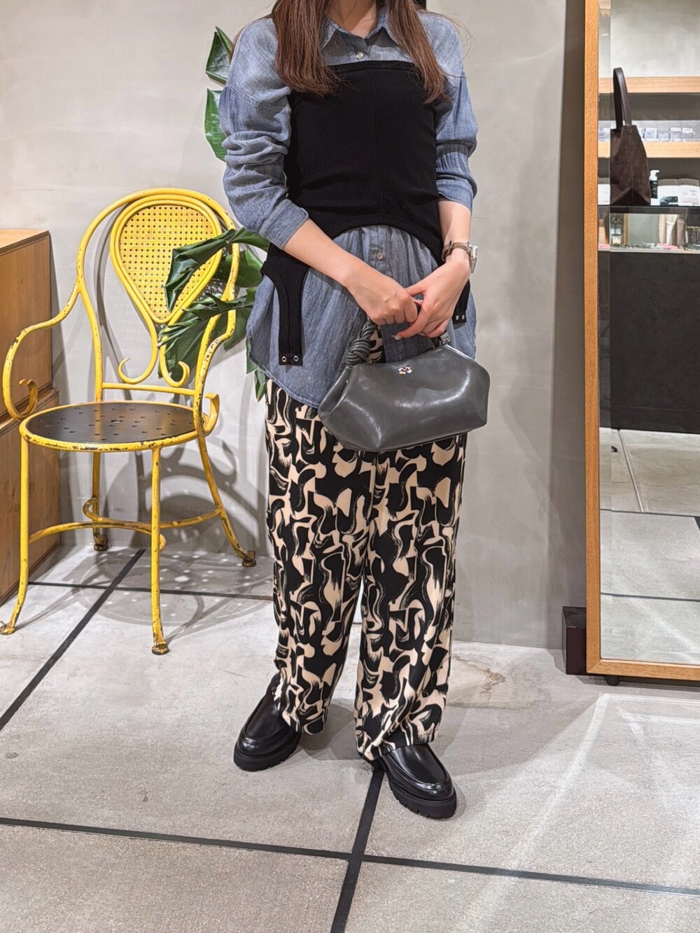 ブルー系のシャツ/ブラウス、ブラック系のスカート、その他のその他パンツを着用したレディースの秋コーディネートの3枚目の写真