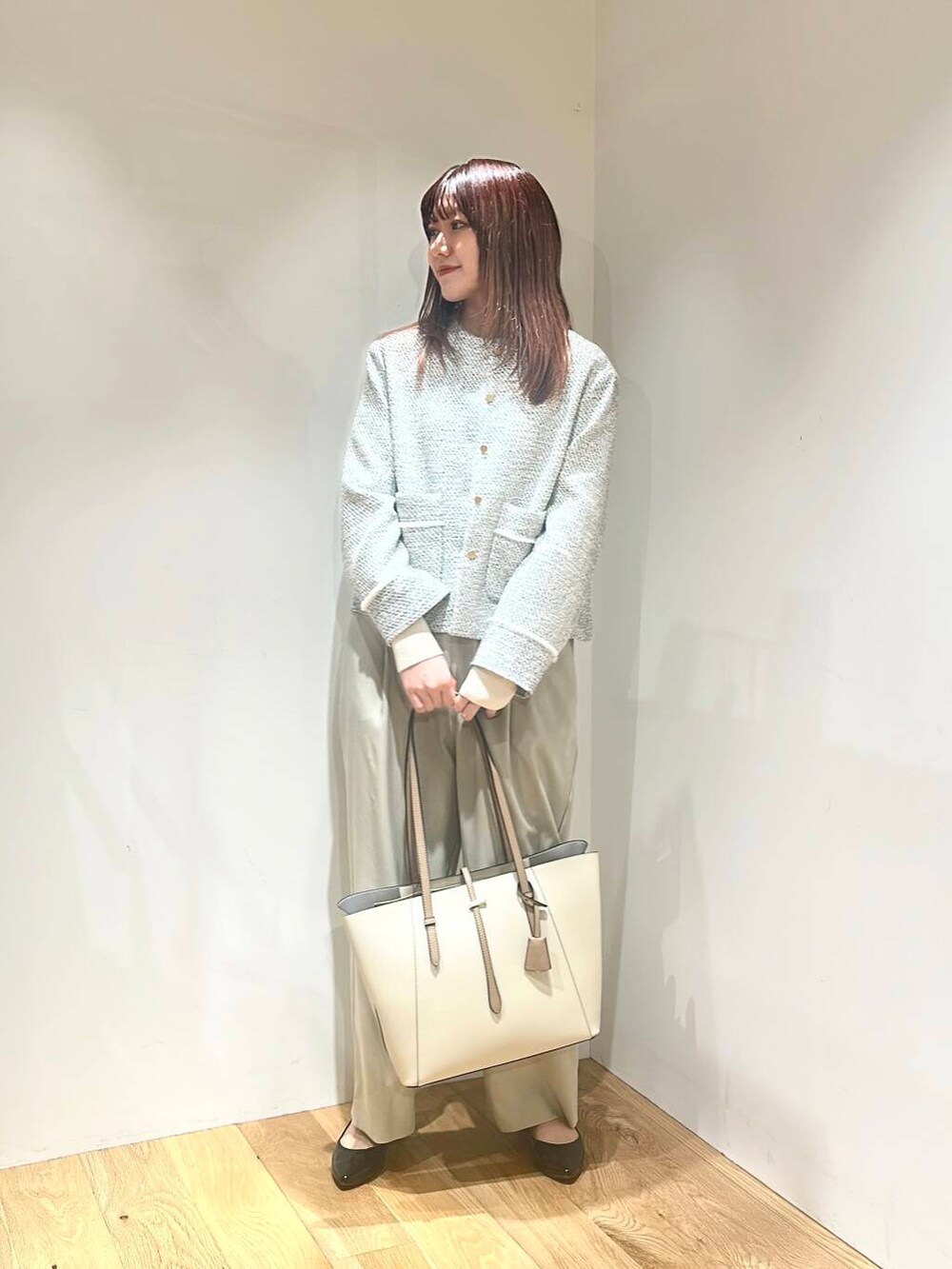 ホワイト系のトートバッグ、ブラック系のパンプス、ベージュ系のサロペット/オーバーオールを着用したレディースの春コーディネートの2枚目の写真