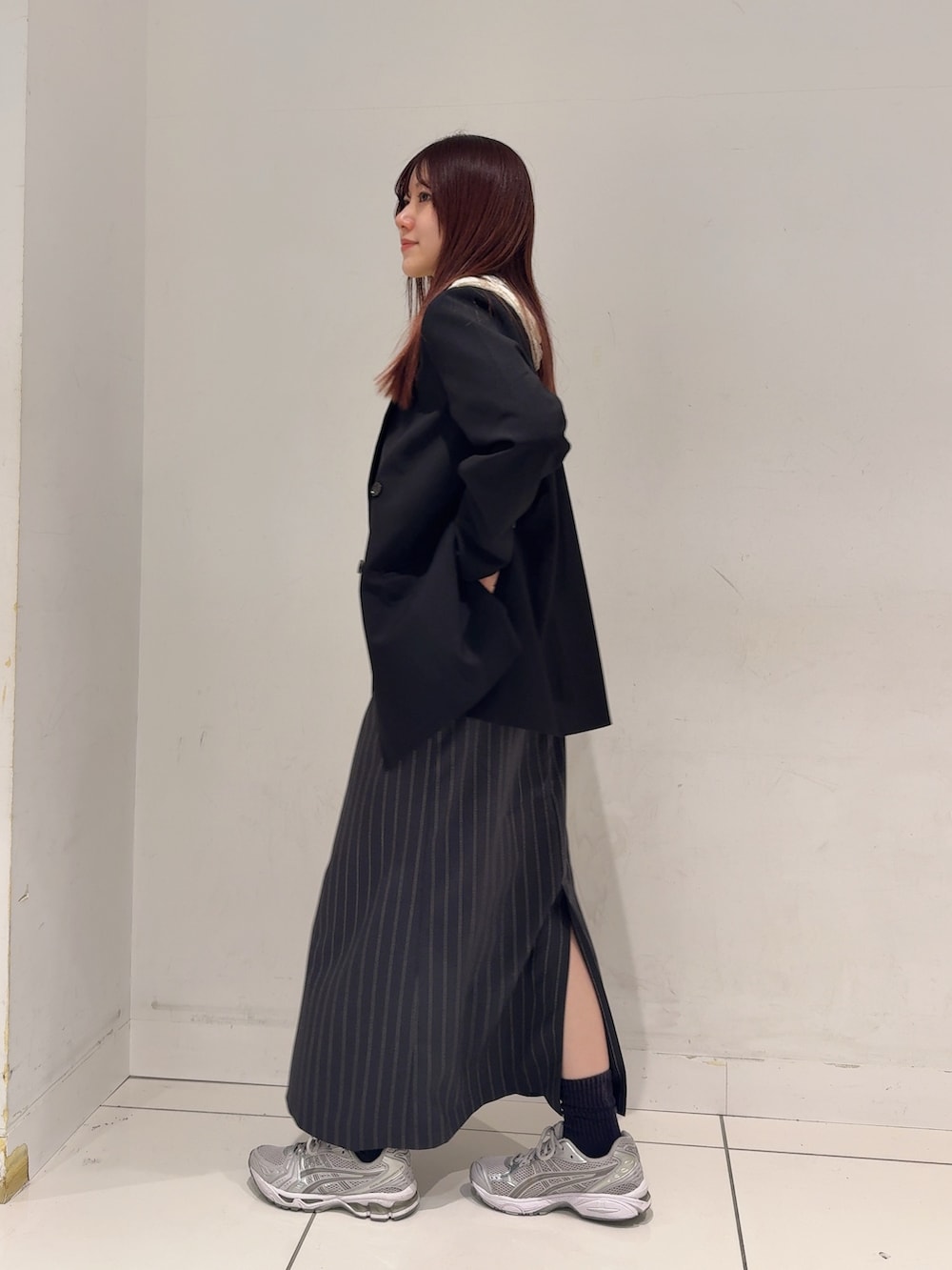 ホワイト系のその他トップス、ブラック系のテーラードジャケット、グレー系のスカートを着用したレディースの春コーディネートの3枚目の写真