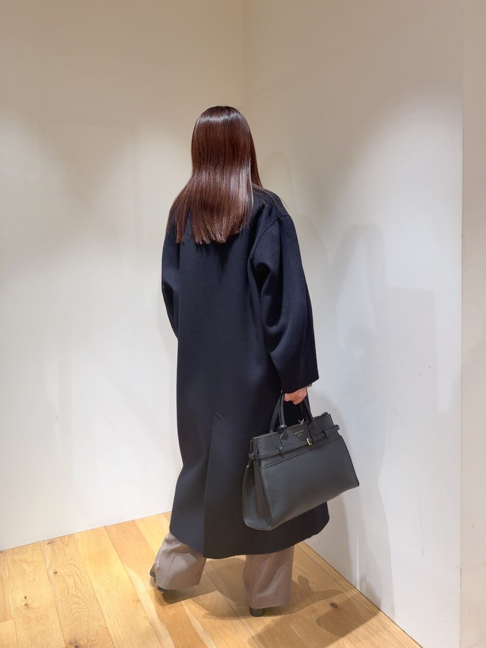 ベージュ系のシャツ/ブラウス、ベージュ系のその他パンツ、ブルー系のテーラードジャケットを着用したレディースの冬コーディネートの4枚目の写真