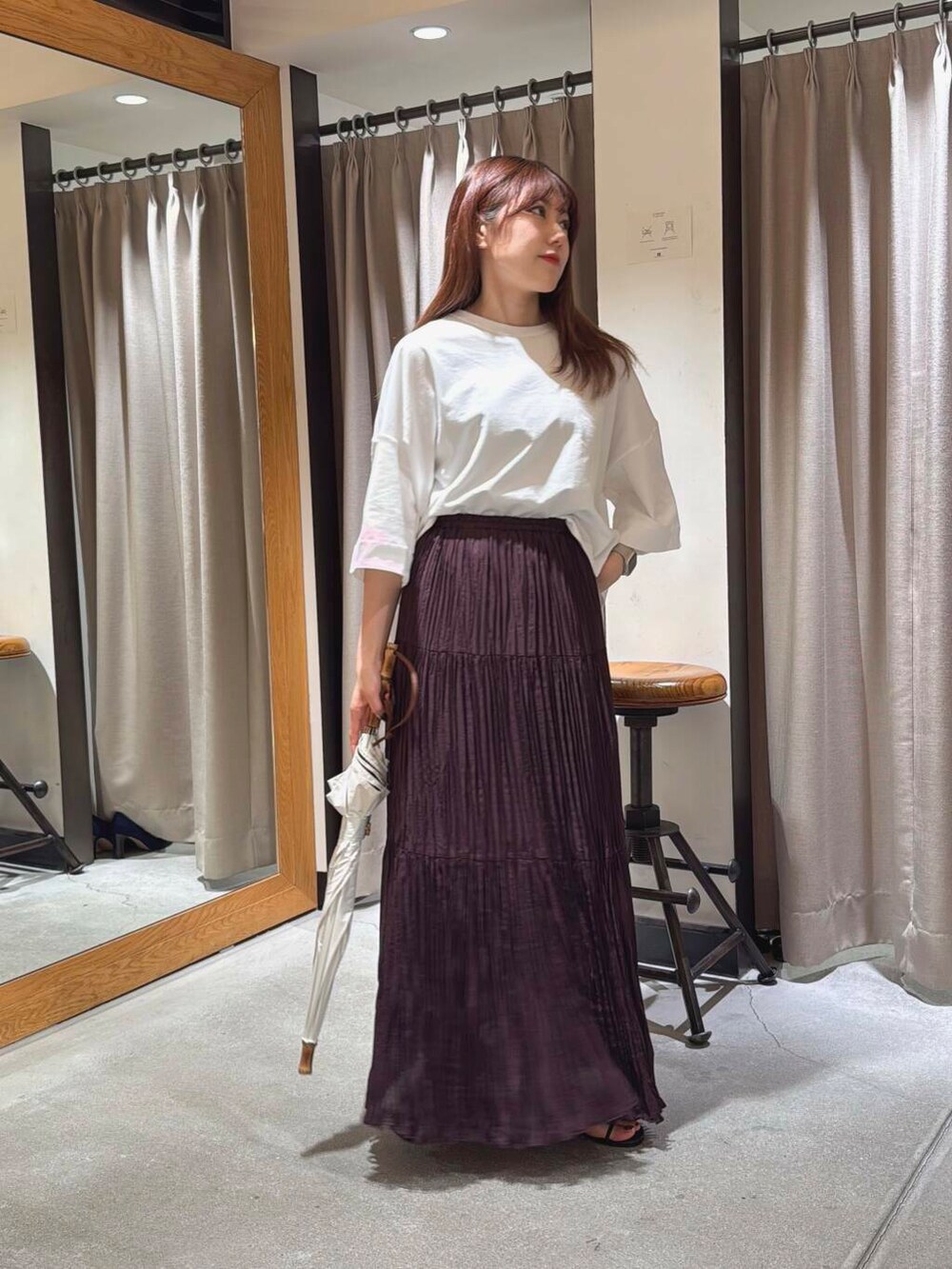 ホワイト系のTシャツ/カットソー、ブラウン系のスカート、ブラック系のサンダルを着用したレディースの春コーディネートの2枚目の写真