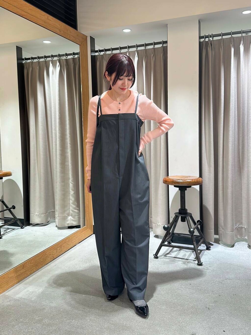 ブラック系のパンプス、ブラック系のショルダーバッグ、グレー系のサロペット/オーバーオールを着用したレディースの冬コーディネートの3枚目の写真