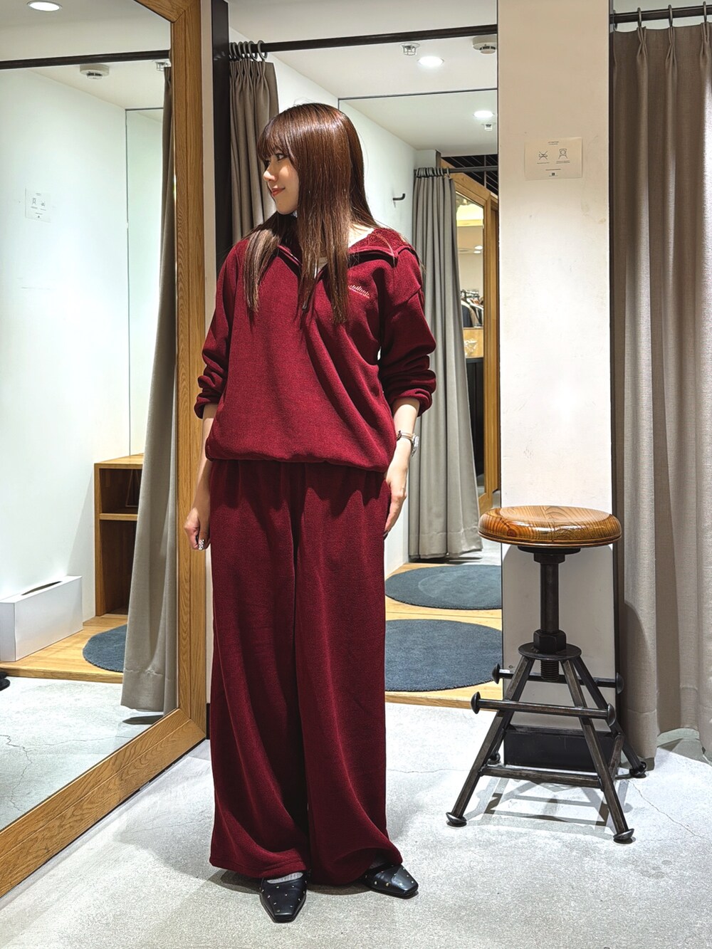 レッド系のパーカー、レッド系のその他パンツを着用したレディースの秋コーディネートの2枚目の写真