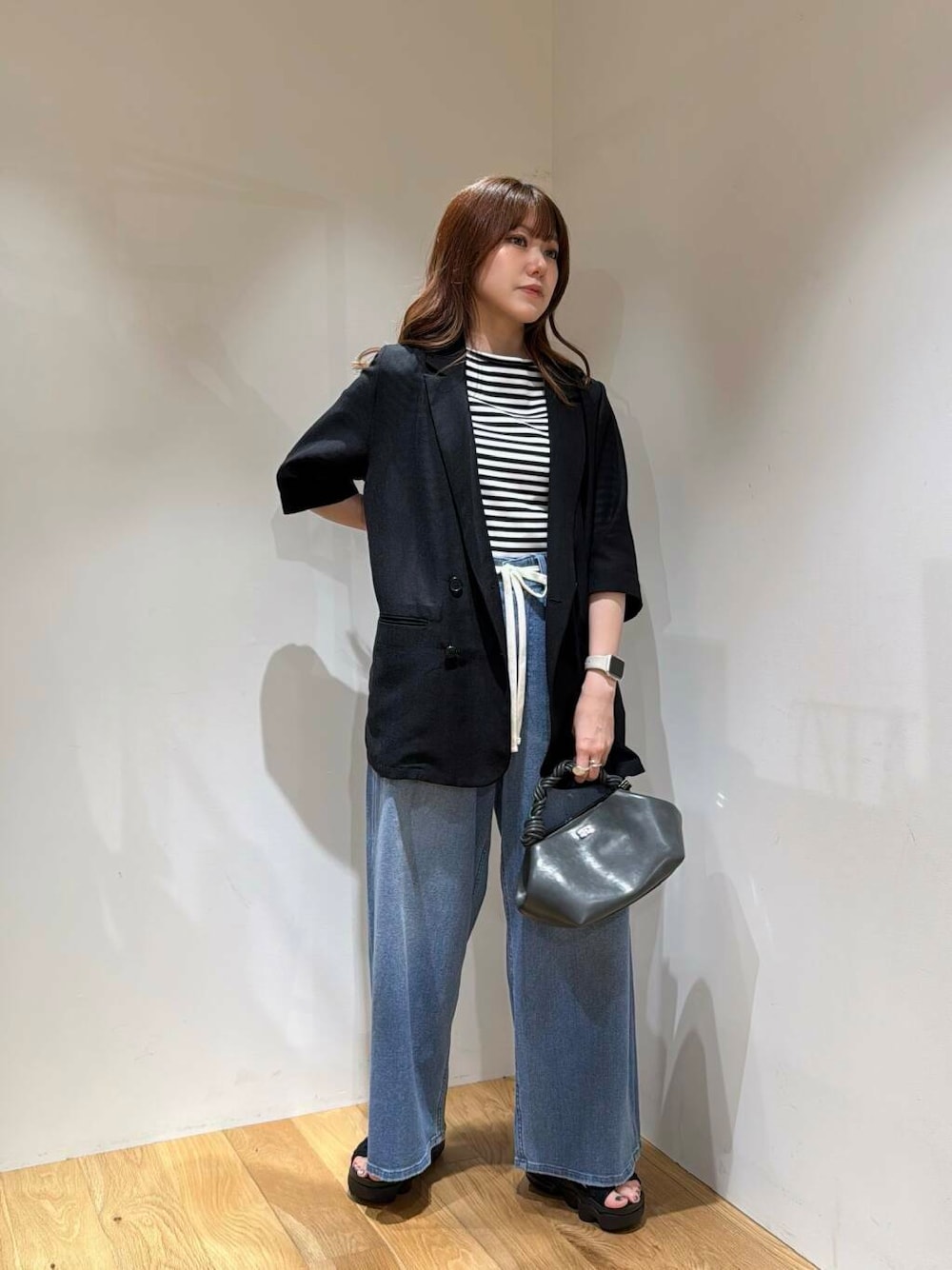 「URBANRESEARCH、サンダルコーデ、骨格ウェーブ、骨格ウェーブ×イエべ秋、ここでしか手に入らない別注アイテム、初夏のお出掛けコーデ、初夏パンツ、夏の涼しげパンツコーデ」｜「Le Minorの『別注』Le minor×UR　Rib short sleeve t-shirts（Tシャツ/カットソー、その他）」を使った、薫子さん（レディース・157cm）の夏コーディネートの2枚目の写真