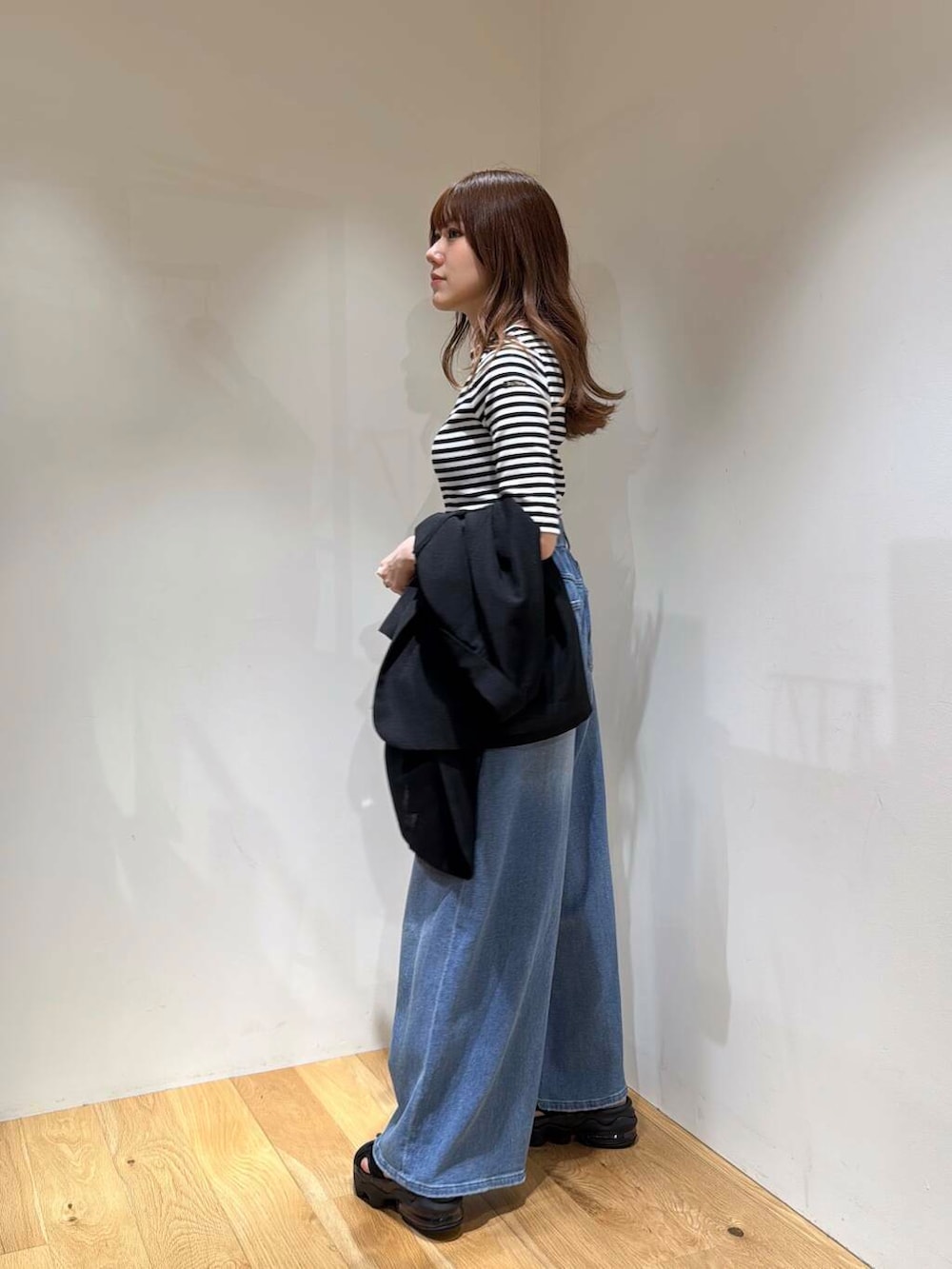 「URBANRESEARCH、サンダルコーデ、骨格ウェーブ、骨格ウェーブ×イエべ秋、ここでしか手に入らない別注アイテム、初夏のお出掛けコーデ、初夏パンツ、夏の涼しげパンツコーデ」｜「Le Minorの『別注』Le minor×UR　Rib short sleeve t-shirts（Tシャツ/カットソー、その他）」を使った、薫子さん（レディース・157cm）の夏コーディネートの4枚目の写真