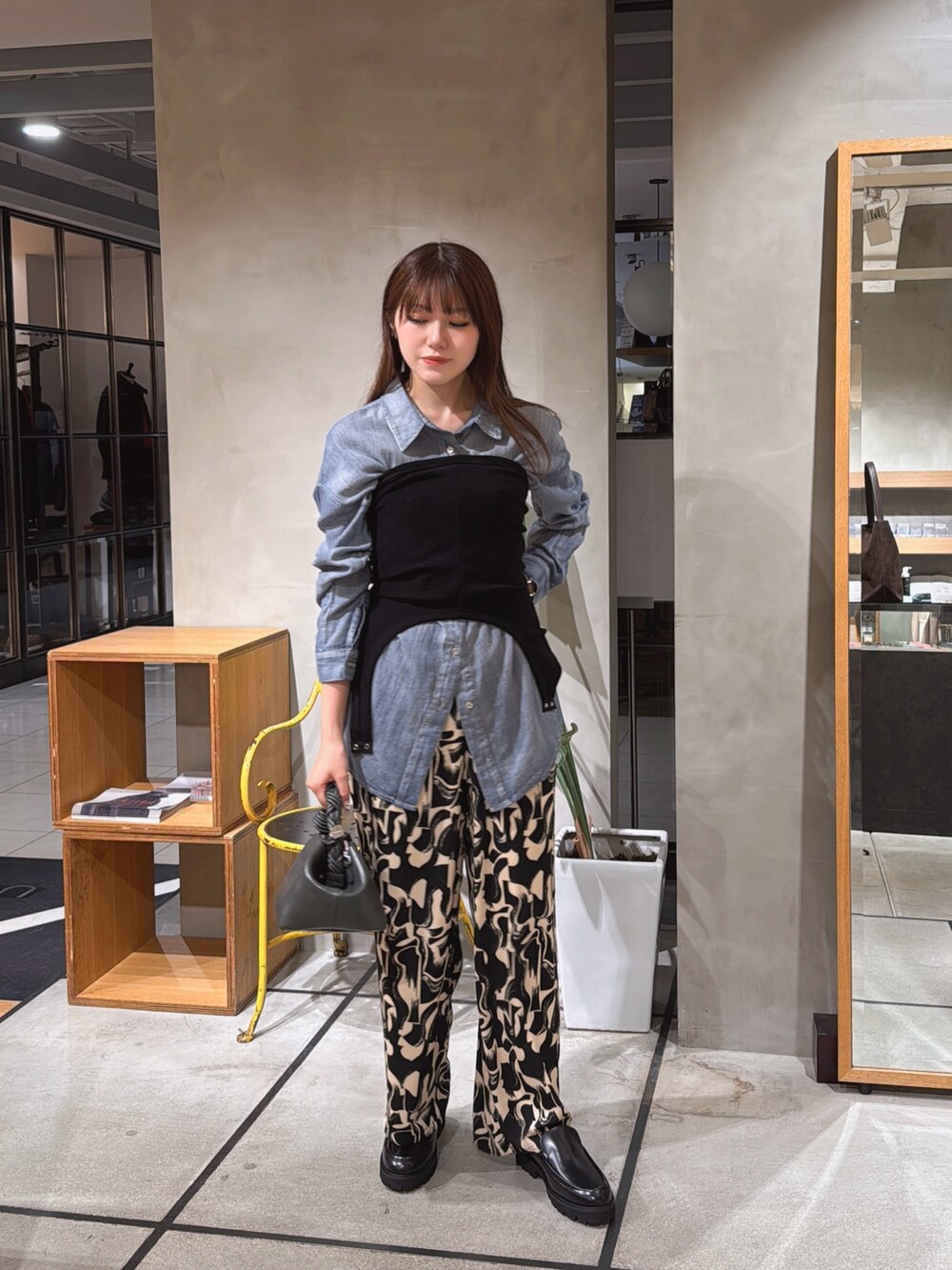 ブルー系のシャツ/ブラウス、ブラック系のスカート、その他のその他パンツを着用したレディースの秋コーディネートの2枚目の写真