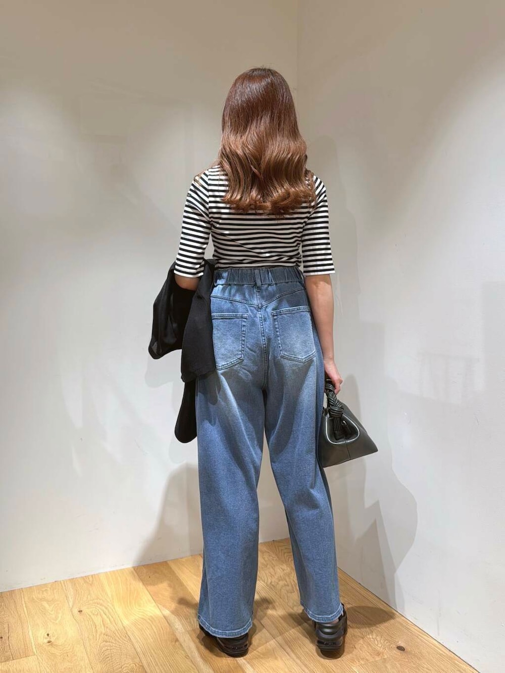 「URBANRESEARCH、サンダルコーデ、骨格ウェーブ、骨格ウェーブ×イエべ秋、ここでしか手に入らない別注アイテム、初夏のお出掛けコーデ、初夏パンツ、夏の涼しげパンツコーデ」｜「Le Minorの『別注』Le minor×UR　Rib short sleeve t-shirts（Tシャツ/カットソー、その他）」を使った、薫子さん（レディース・157cm）の夏コーディネートの5枚目の写真