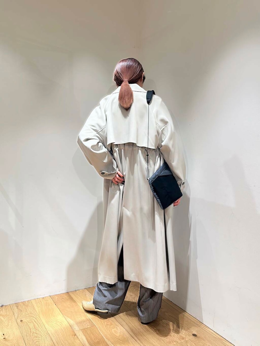 ベージュ系のパンプス、グレー系のその他パンツ、グレー系のニット/セーターを着用したレディースの冬コーディネートの6枚目の写真