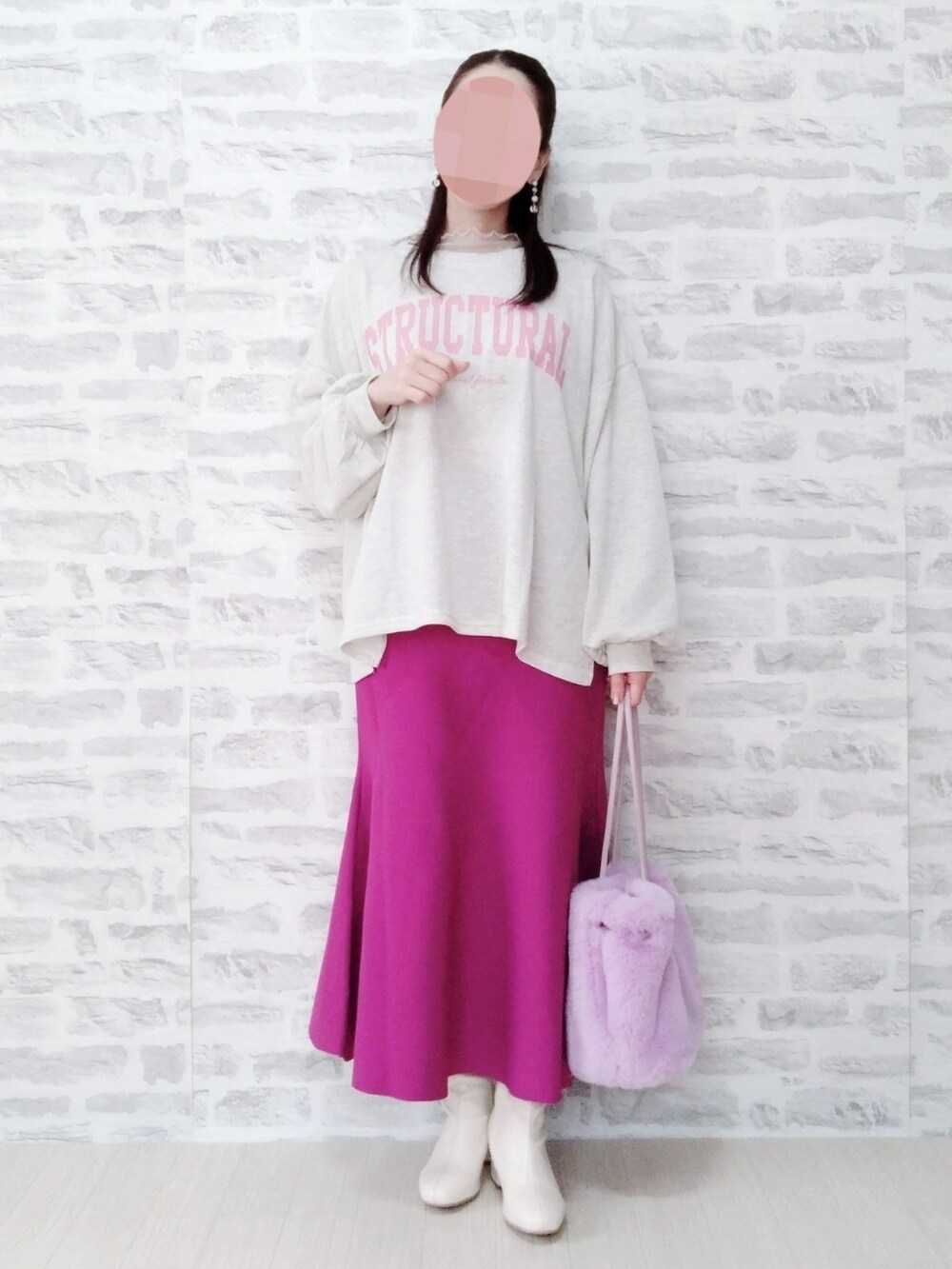 グレー系のスウェット、パープル系のスカート、パープル系のショルダーバッグを着用したレディースの秋コーディネートの2枚目の写真