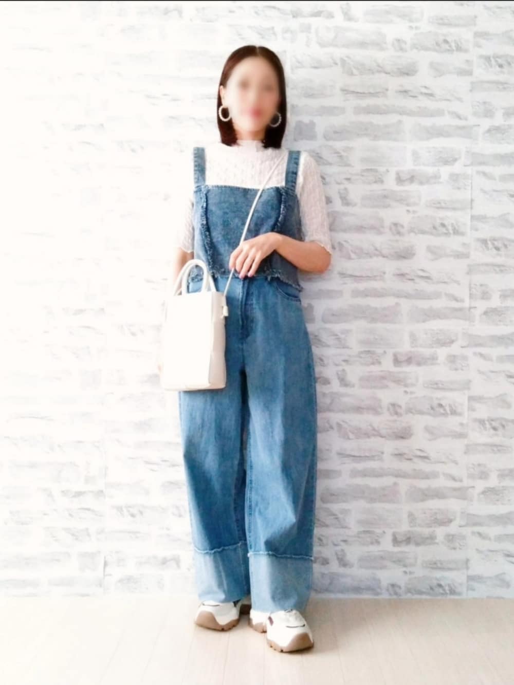 ブルー系のその他トップス、ブルー系のデニムパンツ、ホワイト系のスニーカーを着用したレディースの夏コーディネートの2枚目の写真