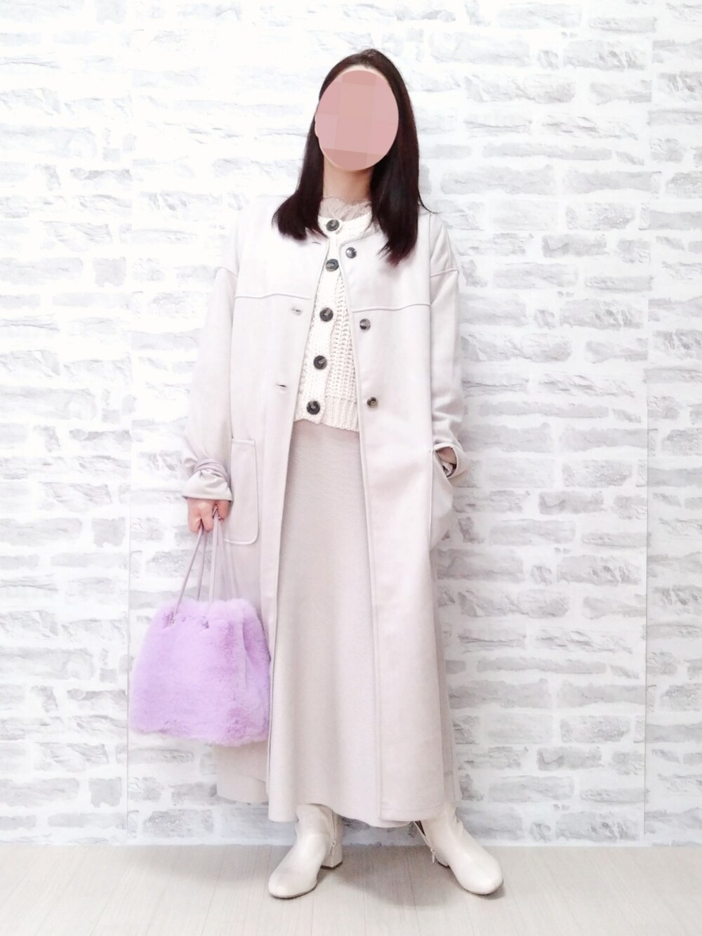 ホワイト系のカーディガン/ボレロ、ホワイト系のスカート、パープル系のショルダーバッグを着用したレディースの秋コーディネートの2枚目の写真