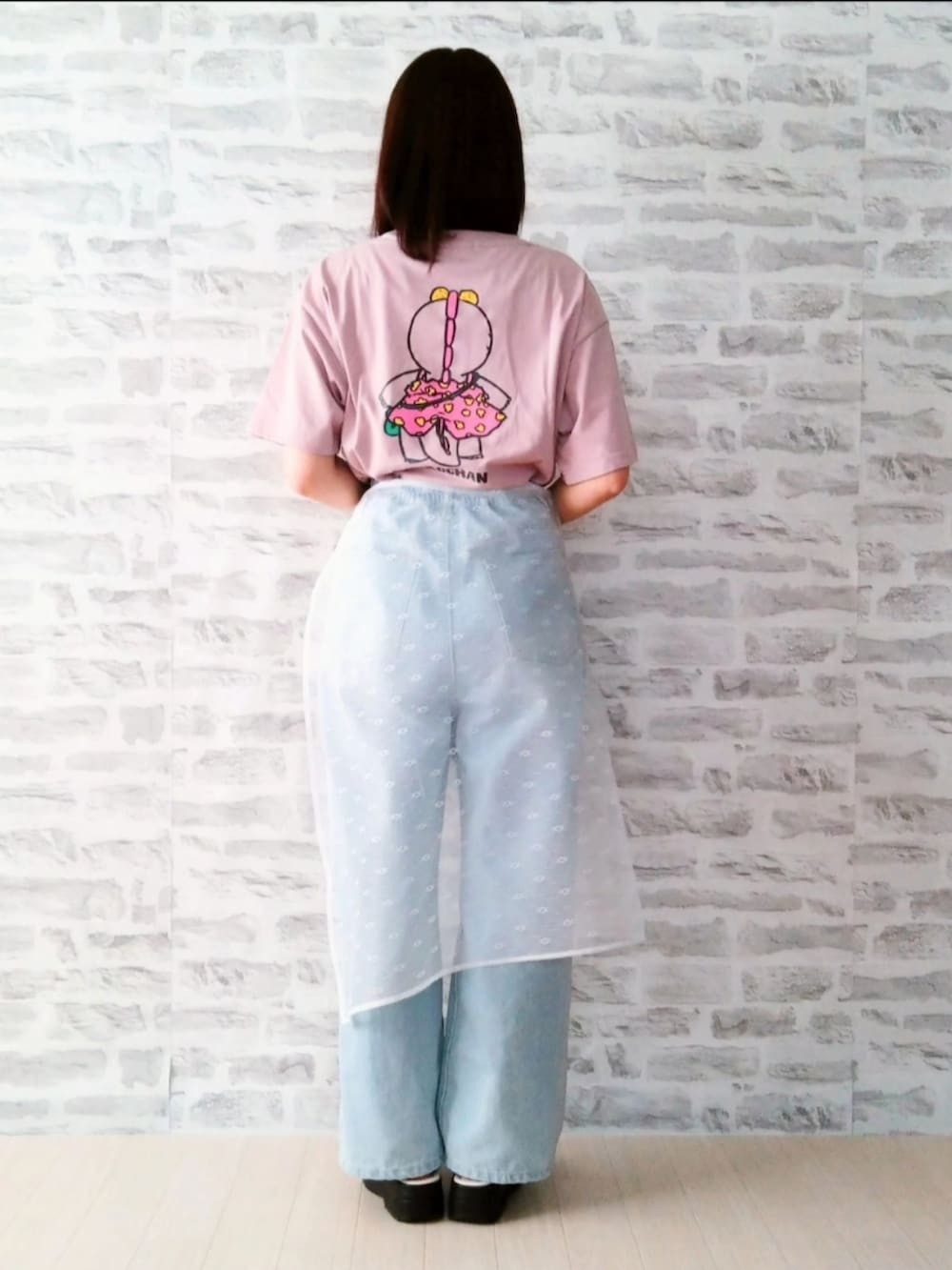ピンク系のTシャツ/カットソー、ブラック系のショルダーバッグ、ホワイト系のスカートを着用したレディースの夏コーディネートの2枚目の写真