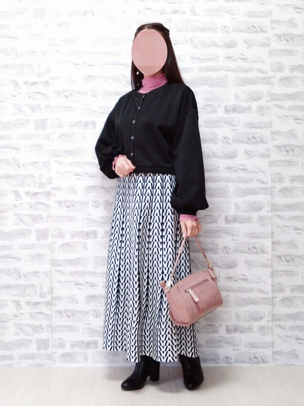 「休日コーデ、ootd、低身長女子、ニットスカート、キカガクガラ、柄スカート、カーディガン、パワーネット、ピンク×ブラック、大人女子、モノトーン、しまむら、しまむらコーデ、Avail」｜「Availの　パワーネットPO　　CHIP CLIP（トップス、ピンク系）」を使った、rinrisoraさん（レディース・152cm）の秋コーディネートの2枚目の写真