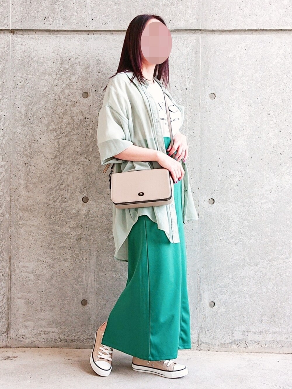 ホワイト系のTシャツ/カットソー、グリーン系のシャツ/ブラウス、グリーン系のスカートを着用したレディースの秋コーディネートの2枚目の写真