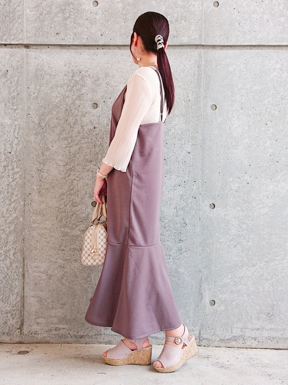 ホワイト系のトップス、ブラウン系のワンピース、その他のボストンバッグを着用したレディースの春コーディネートの2枚目の写真