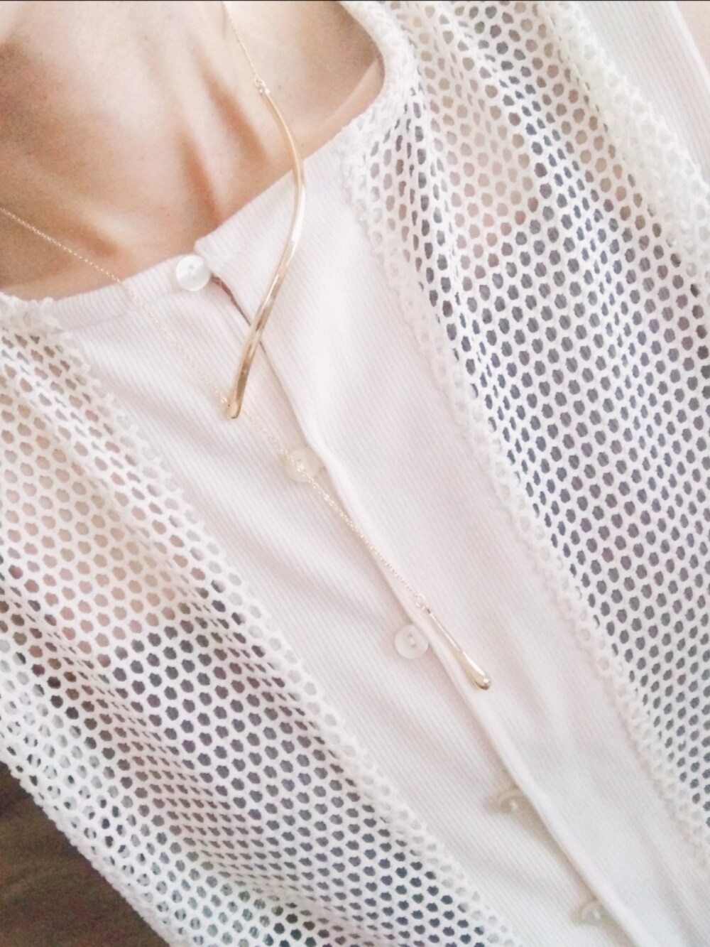 ブラウン系のキャミソール、ホワイト系のその他トップス、ベージュ系のバッグを着用したレディースの夏コーディネートの3枚目の写真