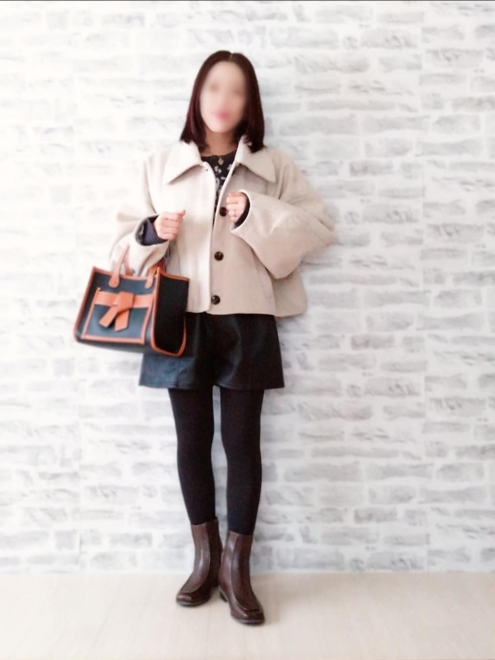 グレー系のカーディガン/ボレロ、ベージュ系のジャケット/アウター、ブラック系のパンツを着用したレディースの冬コーディネートの2枚目の写真