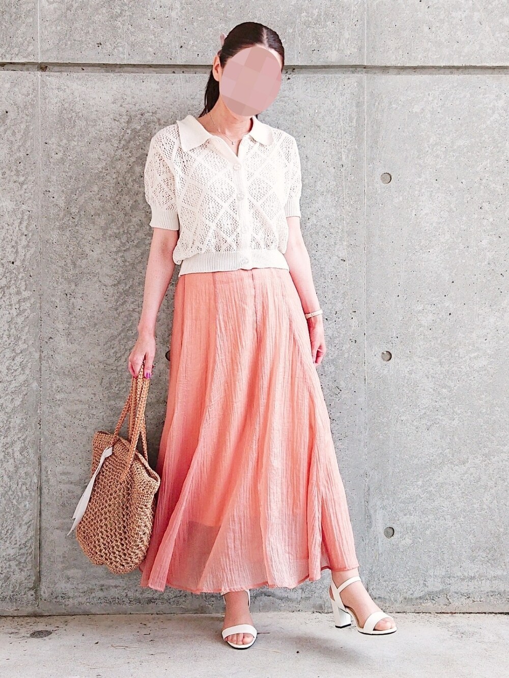 ホワイト系のカーディガン/ボレロ、オレンジ系のスカート、イエロー系のかごバッグを着用したレディースの夏コーディネートの2枚目の写真