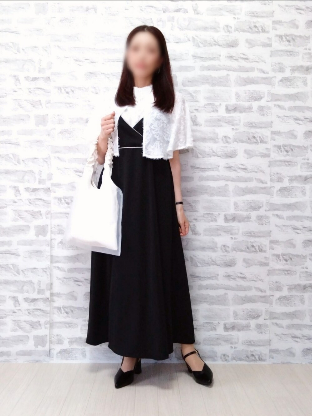 ホワイト系のシャツ/ブラウス、ブラック系のワンピース、ホワイト系のトートバッグを着用したレディースの夏コーディネートの2枚目の写真