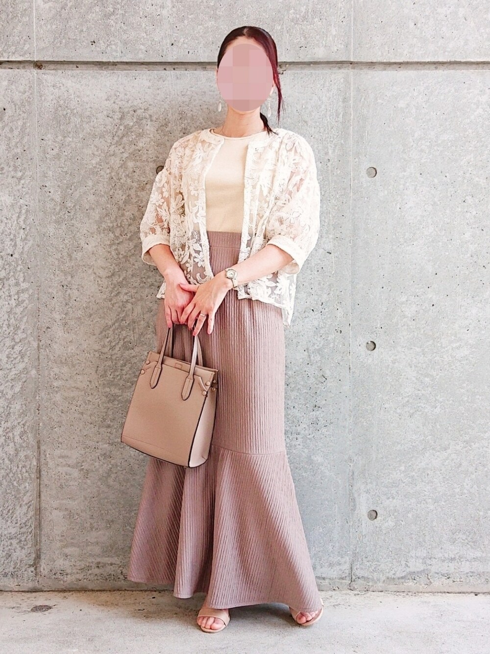 イエロー系のタンクトップ、ベージュ系のカーディガン/ボレロ、ブラウン系のスカートを着用したレディースの夏コーディネートの2枚目の写真