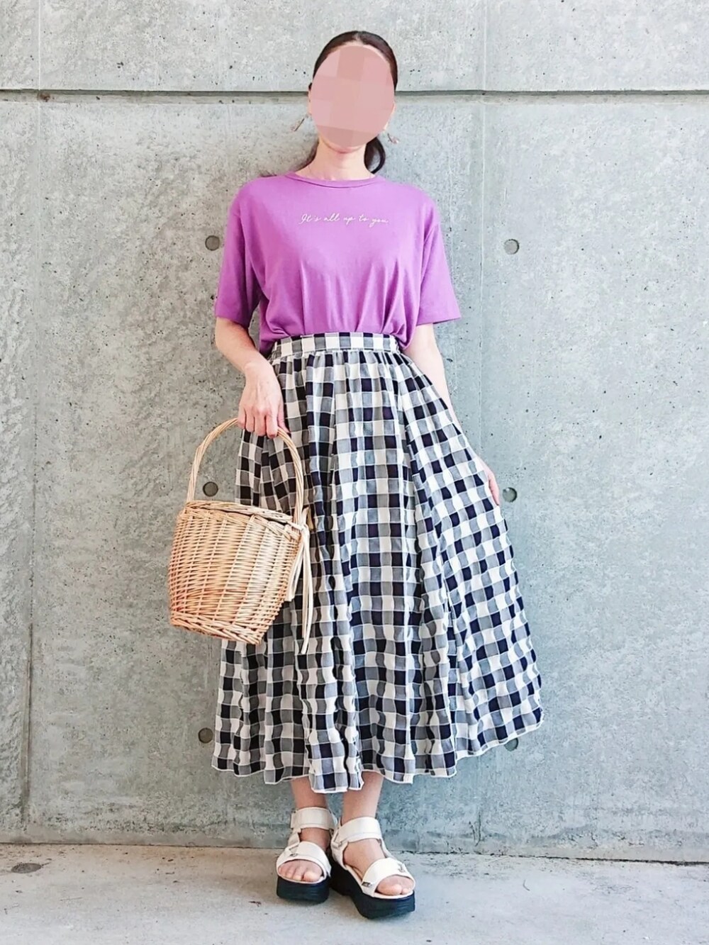 ピンク系のTシャツ/カットソー、ブラック系のスカート、ホワイト系のサンダルを着用したレディースの夏コーディネートの2枚目の写真