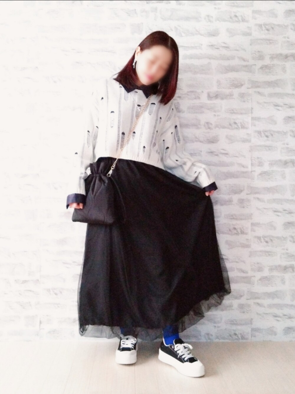 ブルー系のシャツ/ブラウス、ホワイト系のニット/セーター、ブルー系のデニムジャケットを着用したレディースの春コーディネートの2枚目の写真