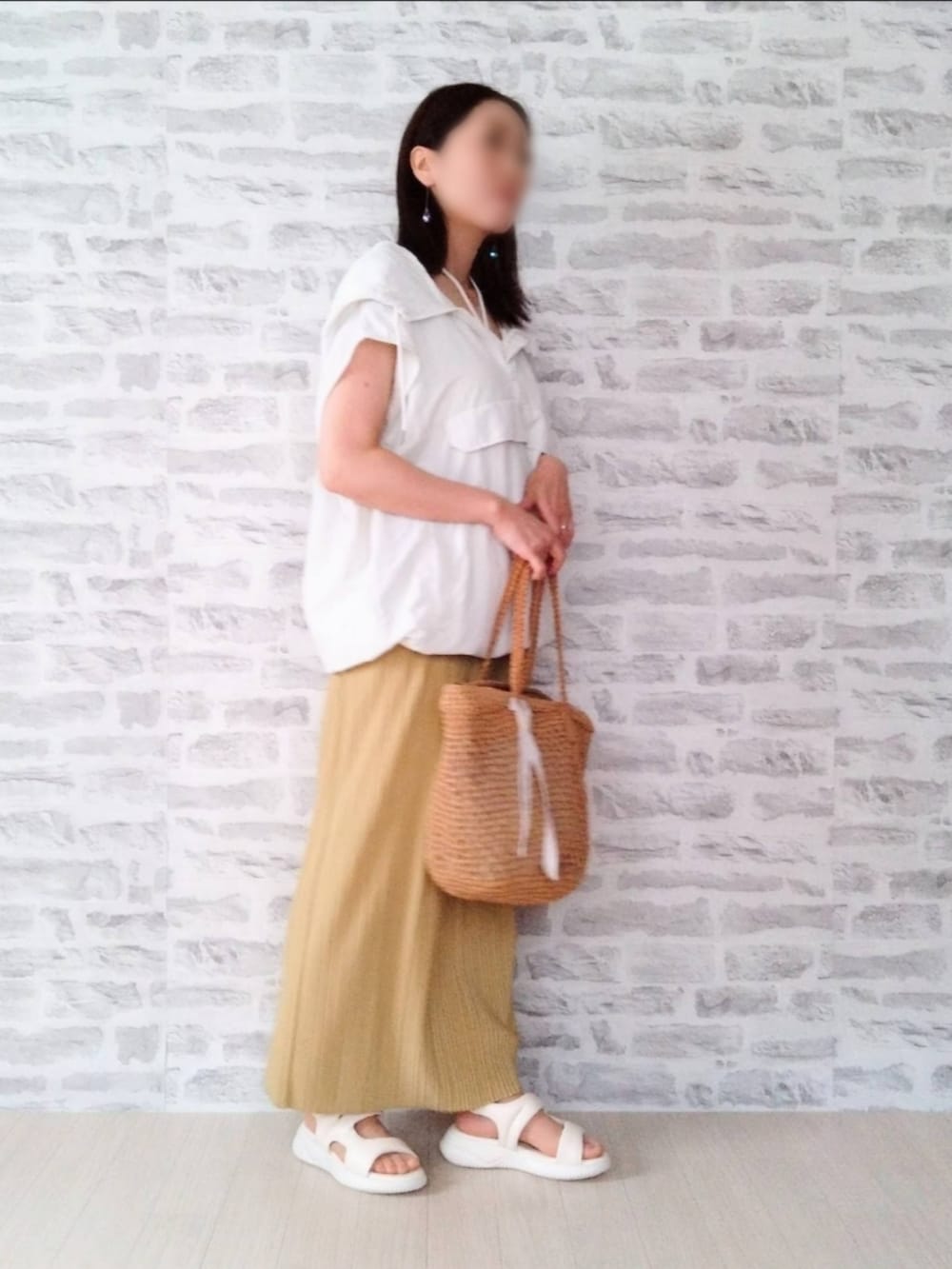 ホワイト系のタンクトップ、ホワイト系のパーカー、イエロー系のスカートを着用したレディースの夏コーディネートの2枚目の写真