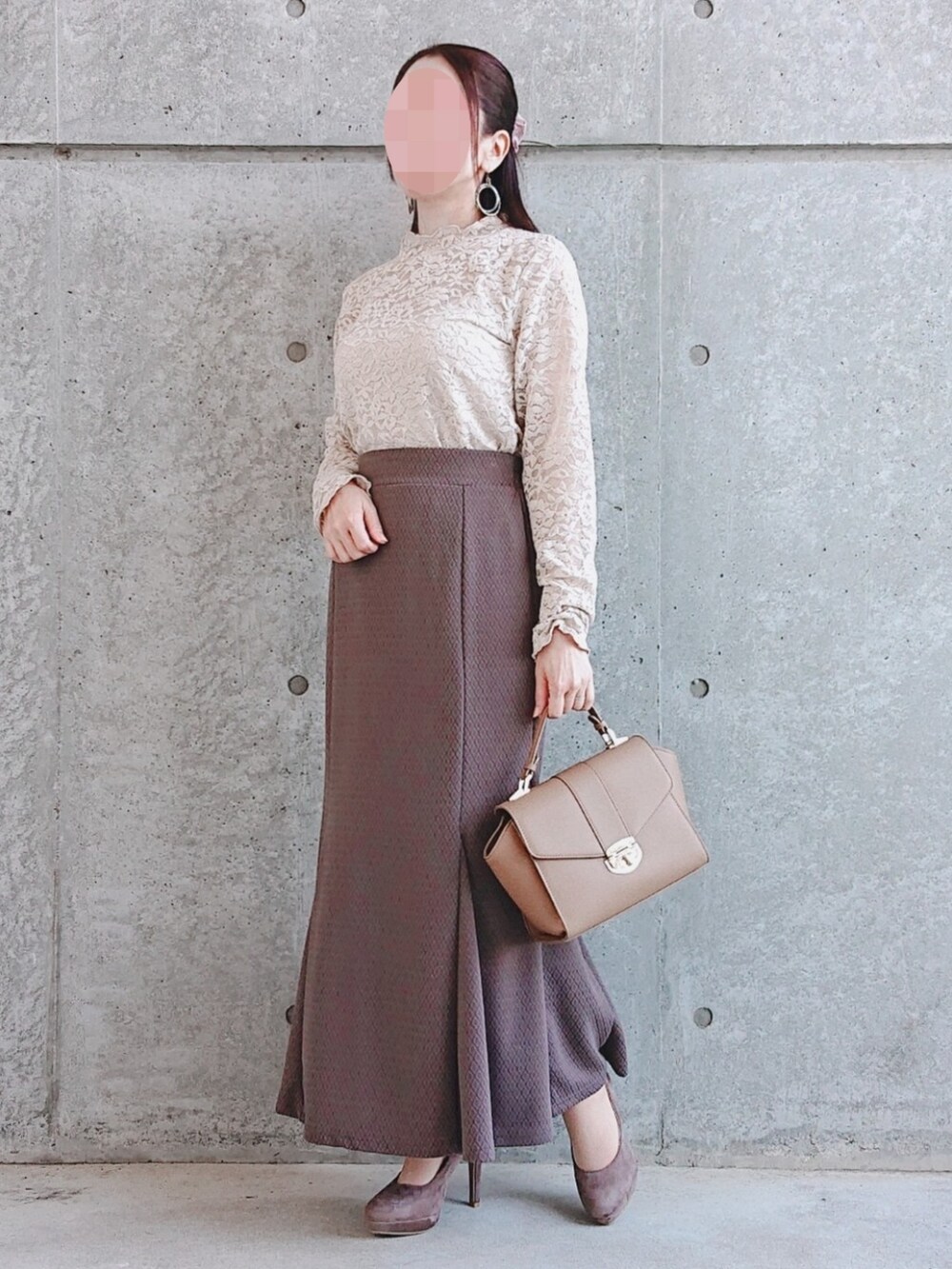 ベージュ系のトップス、ベージュ系のベスト、ブラウン系のスカートを着用したレディースの秋コーディネートの2枚目の写真