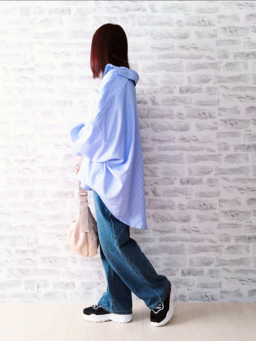 ホワイト系のTシャツ/カットソー、ブルー系のシャツ/ブラウス、ブルー系のデニムパンツを着用したレディースの春コーディネートの2枚目の写真